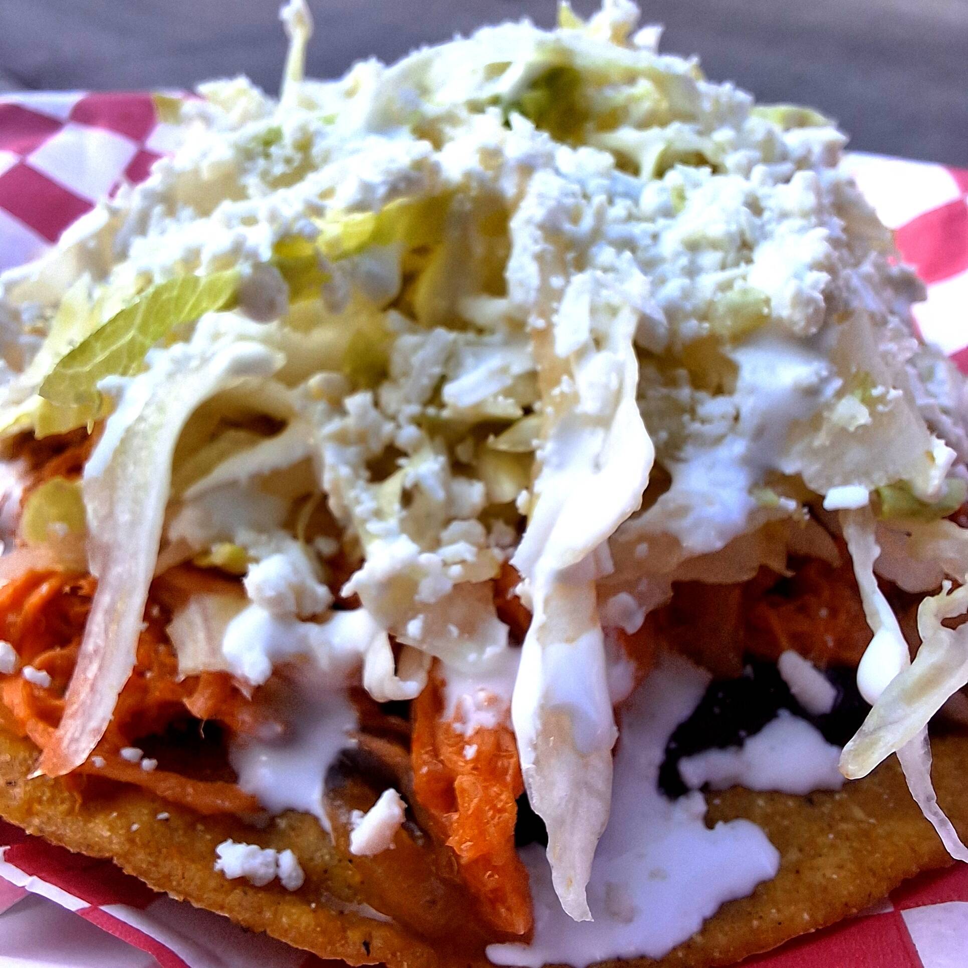 Tostada de Tinga de Pollo