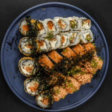 10 Uramaki Salmão, 5 Caricoa Salmão, 5 Joy Joy Salmão, 10 Uramaki Brasil (Com Lâmina de Salmão por fora e Camarão Crocante em Cima)
