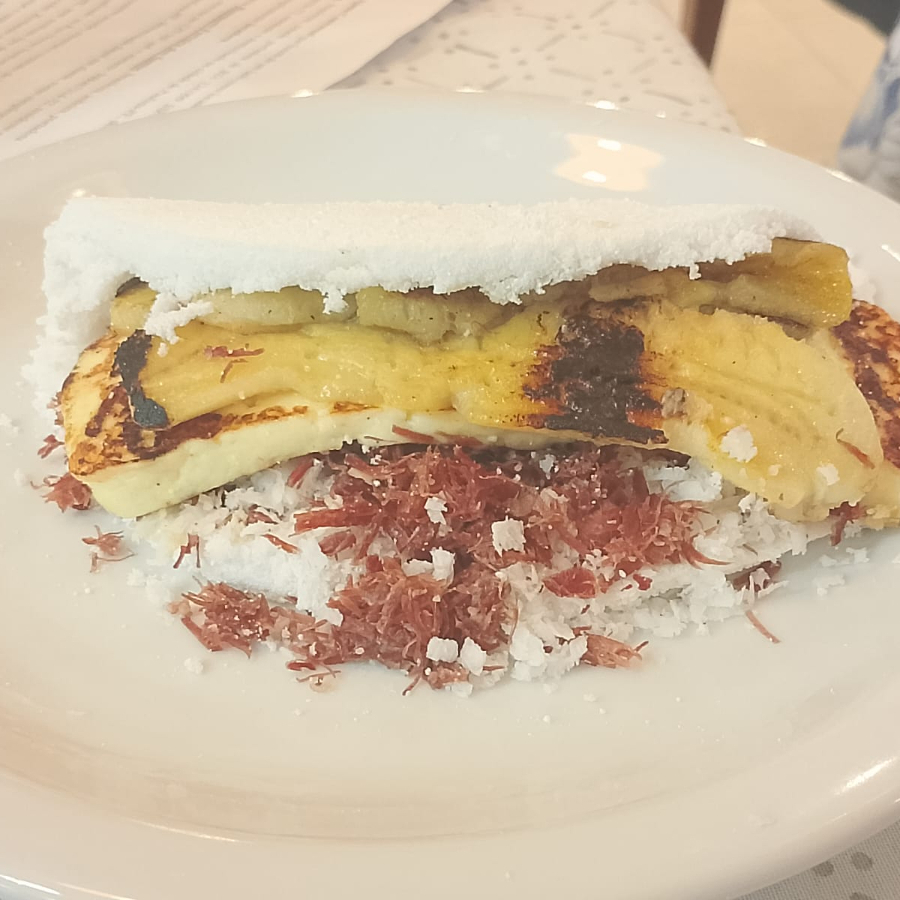 Massa, coco ralado, charque desfiada, banana assada e queijo coalho