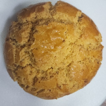 Feito com fubá e um toque de erva doce, com textura levemente crocante por fora e macia por dentro. Um clássico das padarias brasileiras