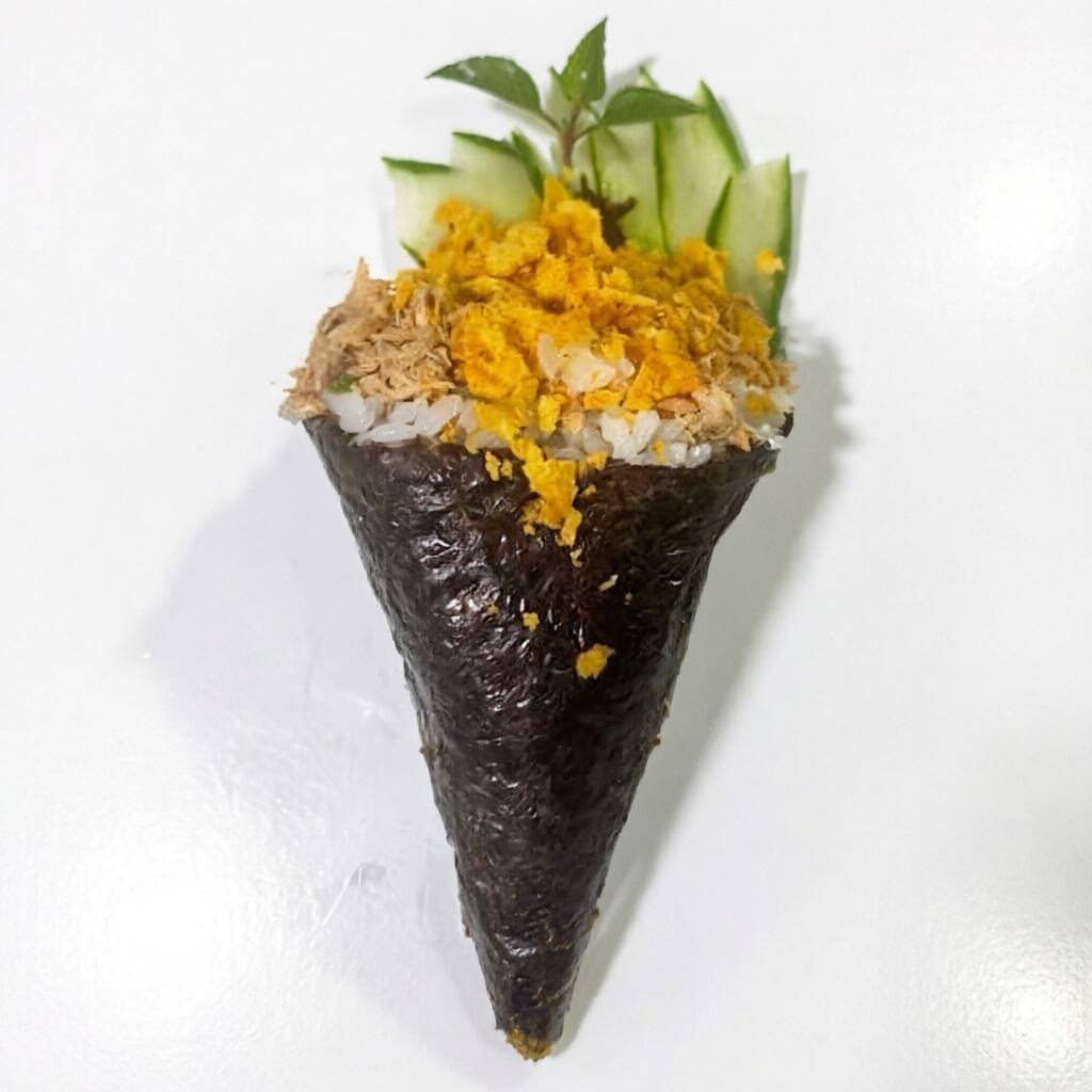 Apresentamos nosso Temaki de Salmão Grelhado com Doritos, uma opção exquisita e inovadora em nossa categoria de Temakis. Este prato é uma combinação perfeita de sabores, texturas e sensações. O salmão, grelhado à perfeição, derrete na boca e contrasta divinamente com a crocância irresistível dos Doritos. A sutileza do arroz, aliada ao toque de wasabi, harmoniza e equilibra todo o conjunto. Ideal para quem busca uma experiência culinária única e marcante.