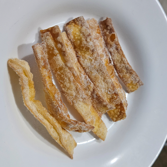 Casquinhas de massa de pastel com açúcar e canela
