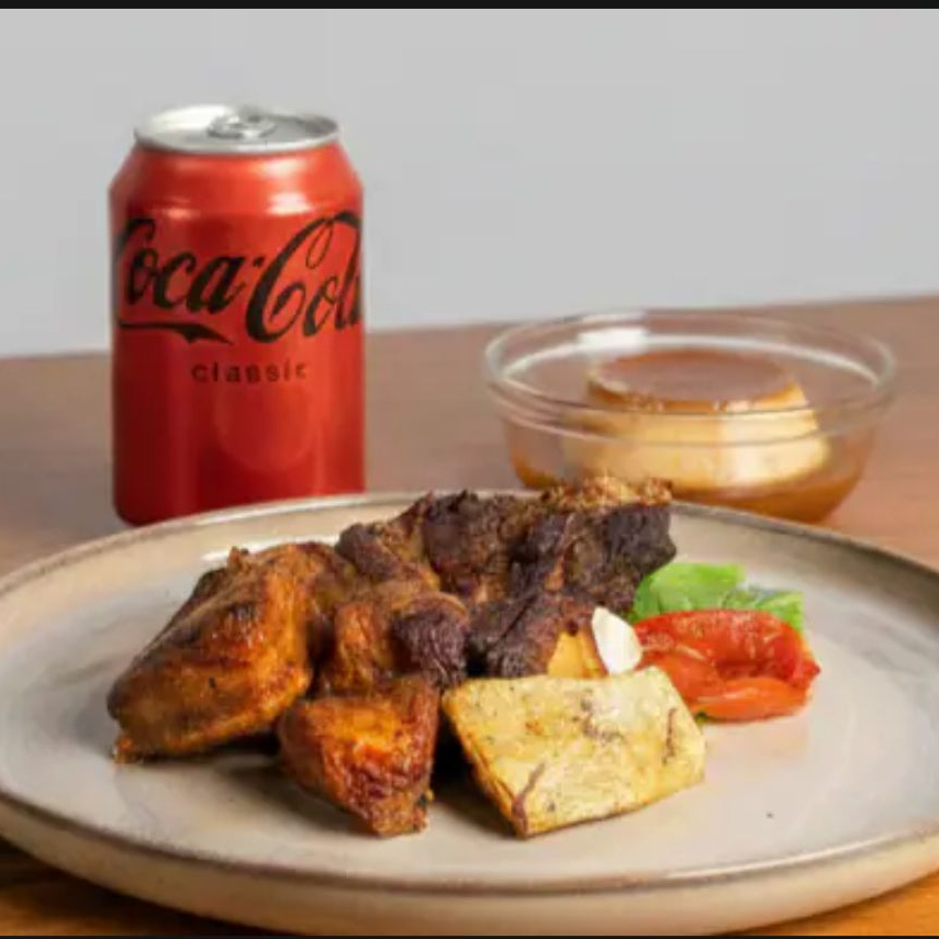 Costelinha suína (150g, pesado in natura) com guarnições, bebida e sobremesa. A experiência mais completa para sua refeição. A proteína é cuidadosamente preparada, macia por dentro e com camada externa levemente crocante, dourada no ponto certo. Sabor marcante e textura equilibrada. (Prato completo pesando aproximadamente 500g)