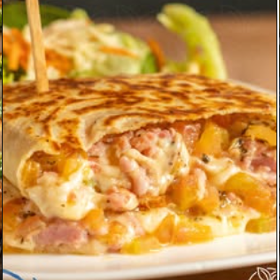 Crepe de massa fina e crocante, recheado com presunto,cubos de tomate, oregano e mussarela derretida, trazendo uma combinação clássica, leve e cheia de sabor, com equilíbrio perfeito entre crocância e cremosidade.