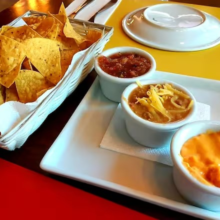 Saboreie mini porções, uma salsa, um chilli e um cheese nachos. Acompanha tortillas.