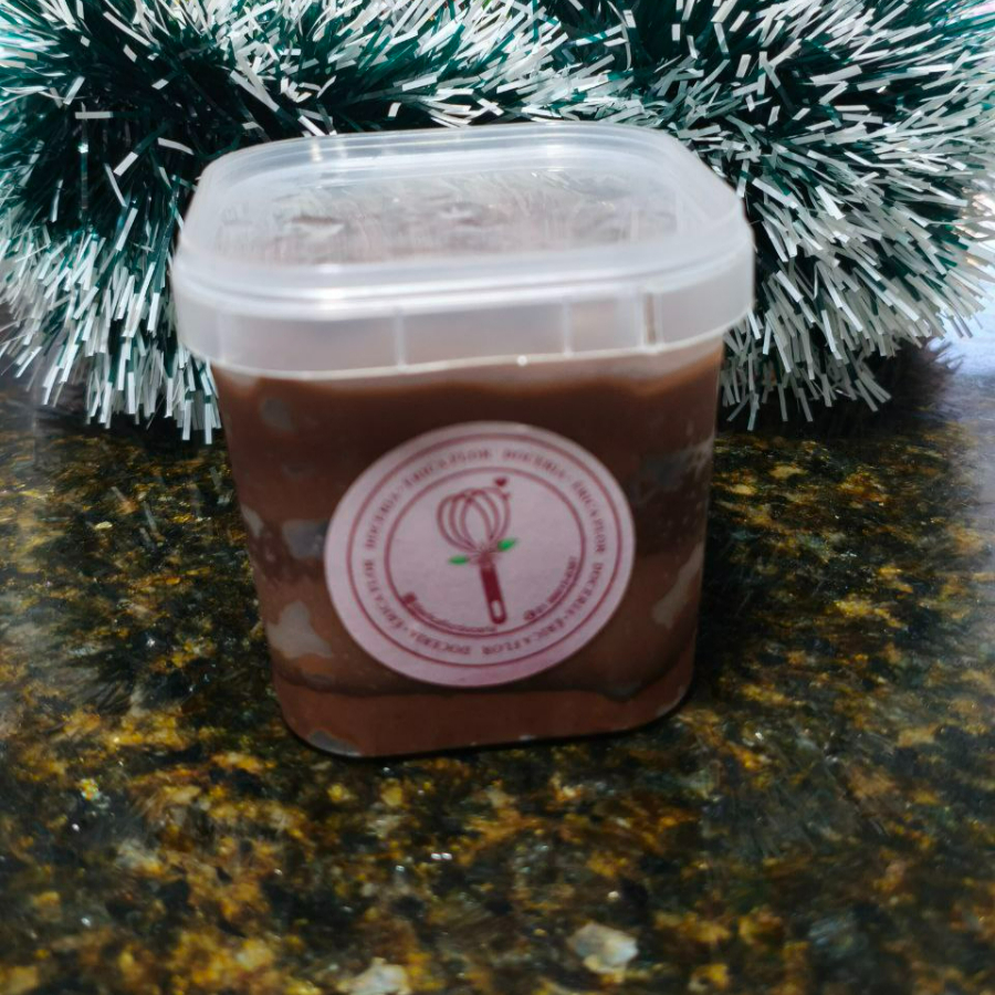 Um maravilhoso creme de chocolate,com pedaços de brownie e finalizado com chantilly. -------------palavra chave------------- bolo , fatia , chocolate , copo da felicidade , cupom , sobremesa , doce , morango , promoção , frutas , bombom , gelado , frete grátis , delicia de abacaxi , brownie , promo ,