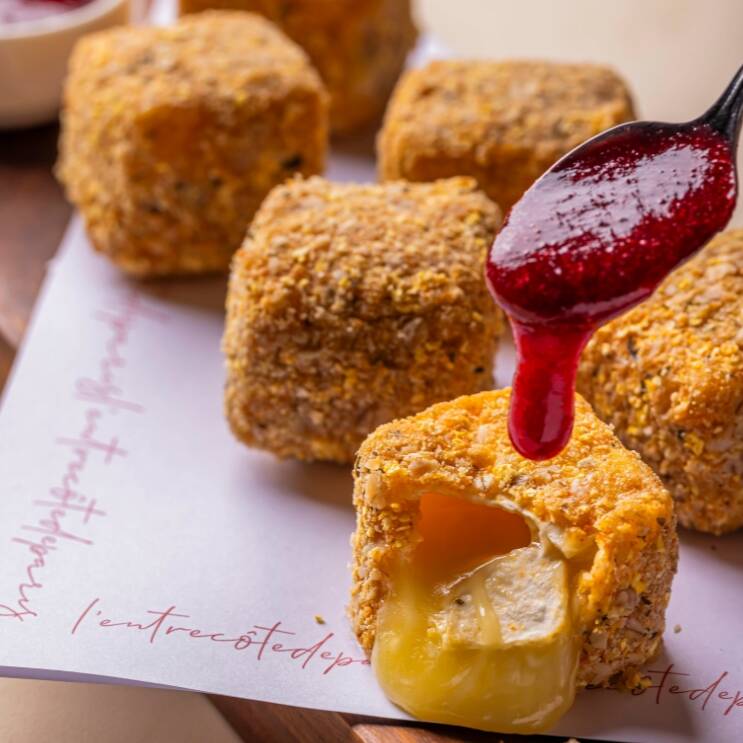 Este é o nosso brie empanado com mix de cereais, acompanha geleia de frutas vermelhas frescas. Ideal para dividir, contendo seis unidades.