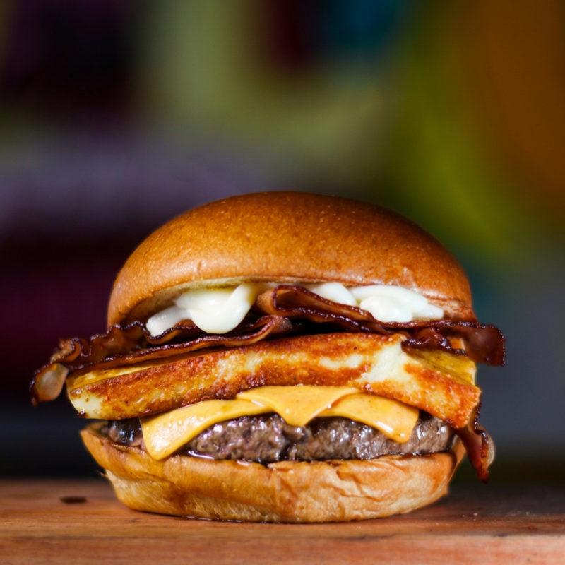 Pão de brioche, hambúrguer 160g, queijo, bacon, queijo coalho tostado e catupiry