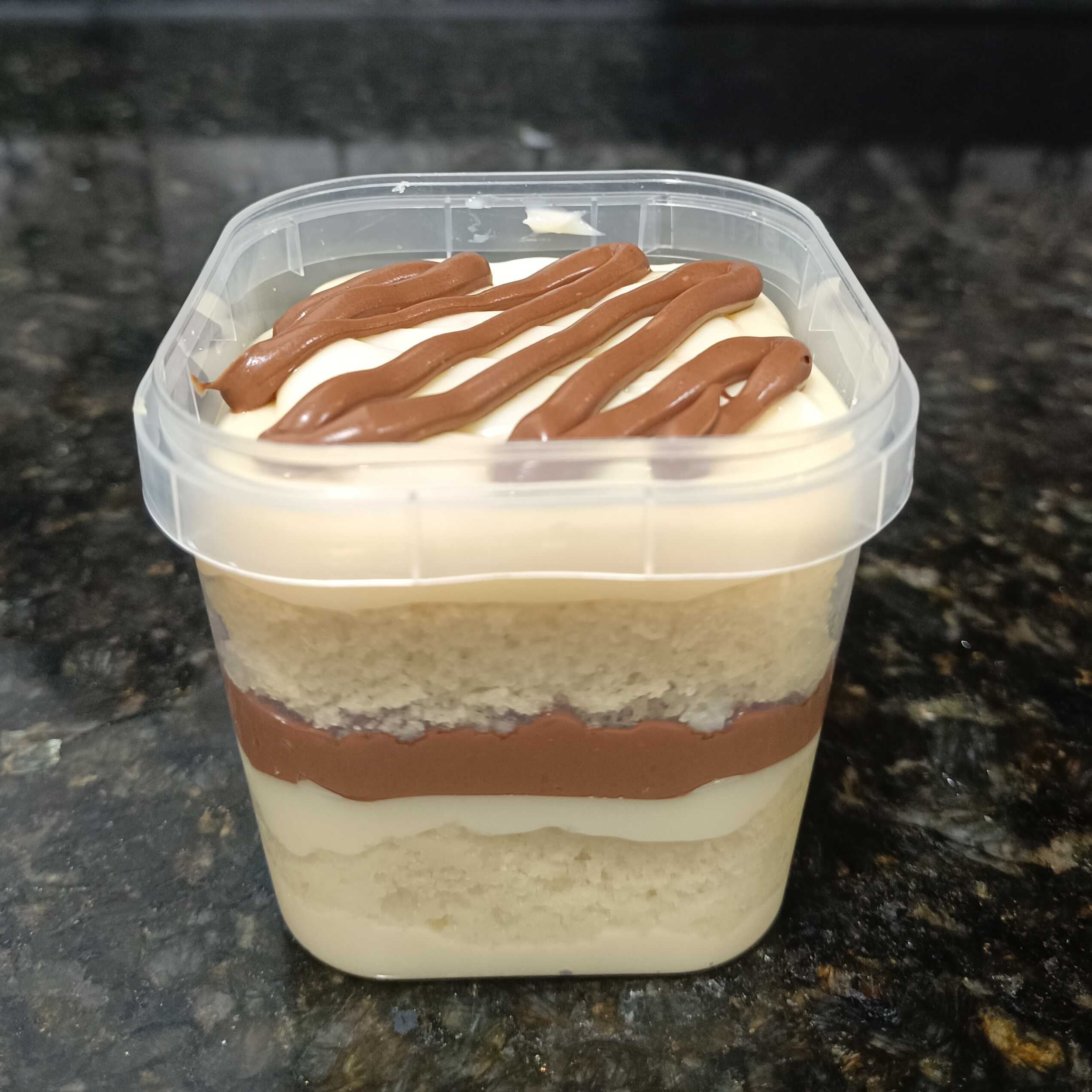 Massa de baunilha, com generosas camadas de creme de Ninho com Nutella.