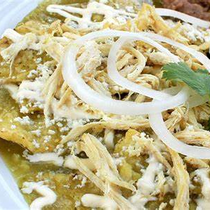 Combo de Chilaquiles Verdes Con Pollo Desmenuzado