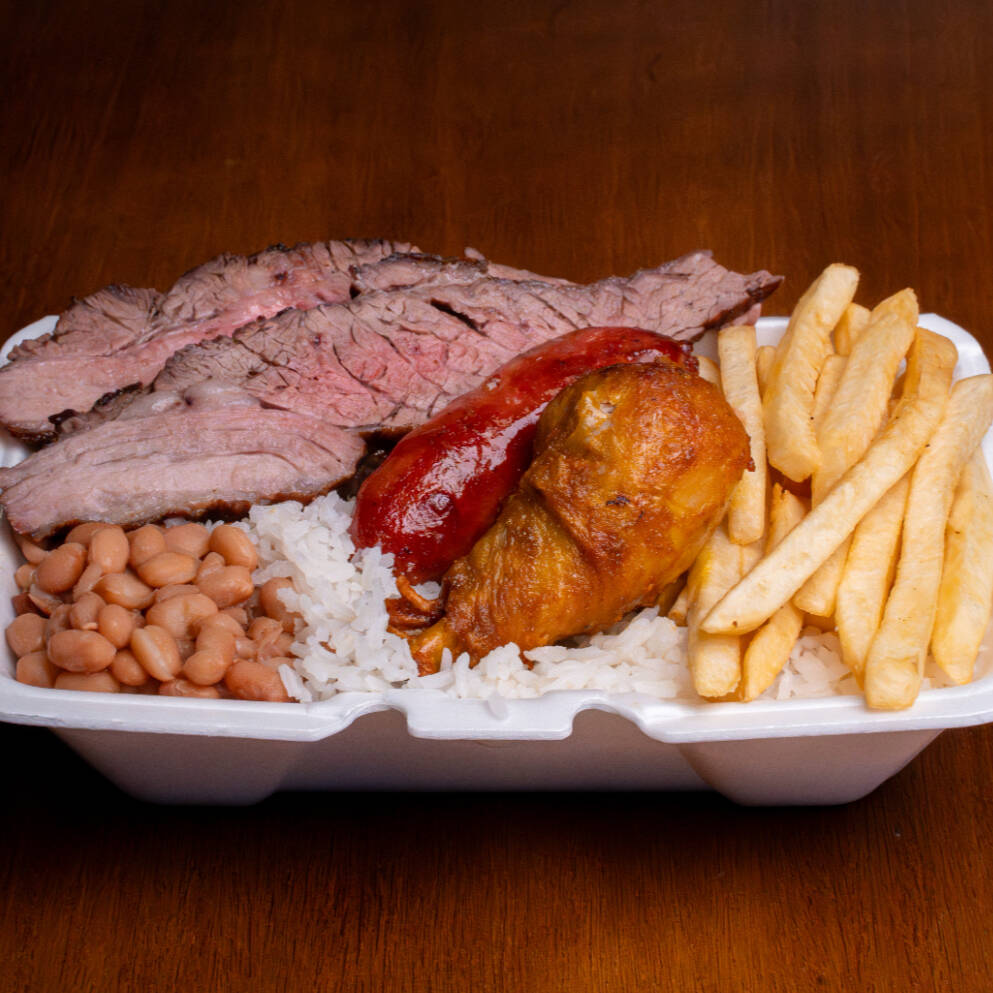 Churrasco Misto de Fraldinha, Linguiça e Coxinha de Frango assados na brasa com Arroz soltinho, Feijão bem temperado e Fritas (800g)