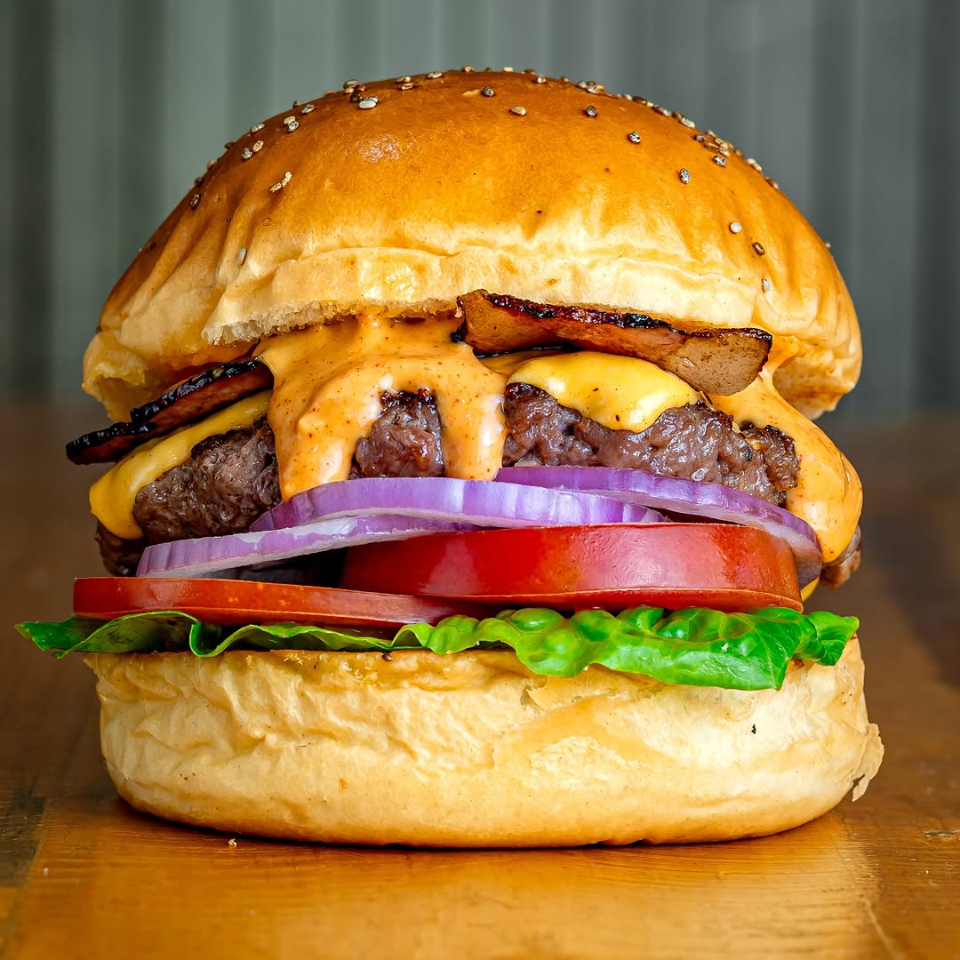 Burger Cheese And Bacon + Gaseosa 300 ml
