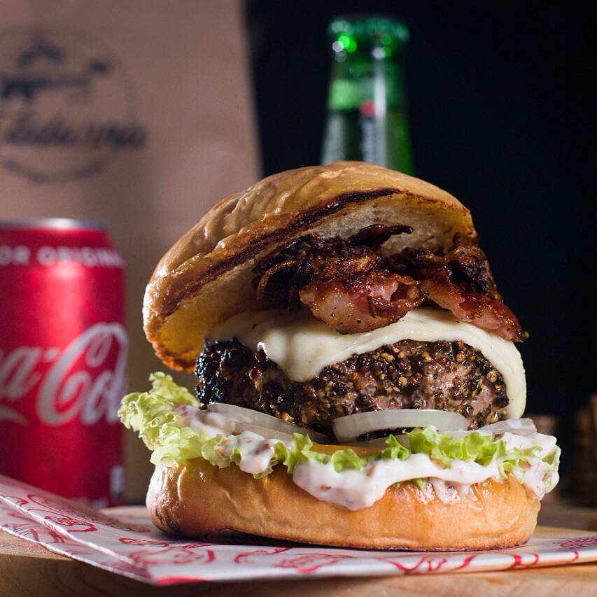 Hamburguesa La Mandonna Steak Pimienta+papas