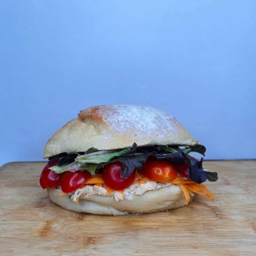 Frango desfiado com Ricota, cenoura fresquinha, tomate cereja suculento e alface roxa crocante, tudo isso servido em um pão de fermentação natural super macio. Sabor equilibrado, saudável e muito nutritivo!