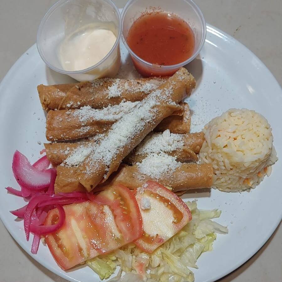 FLAUTAS DE QUESOPANELA + AGUA DEL DIA