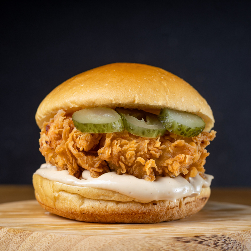 Pão brioche, 2 filezinhos crispy, maionese grill.