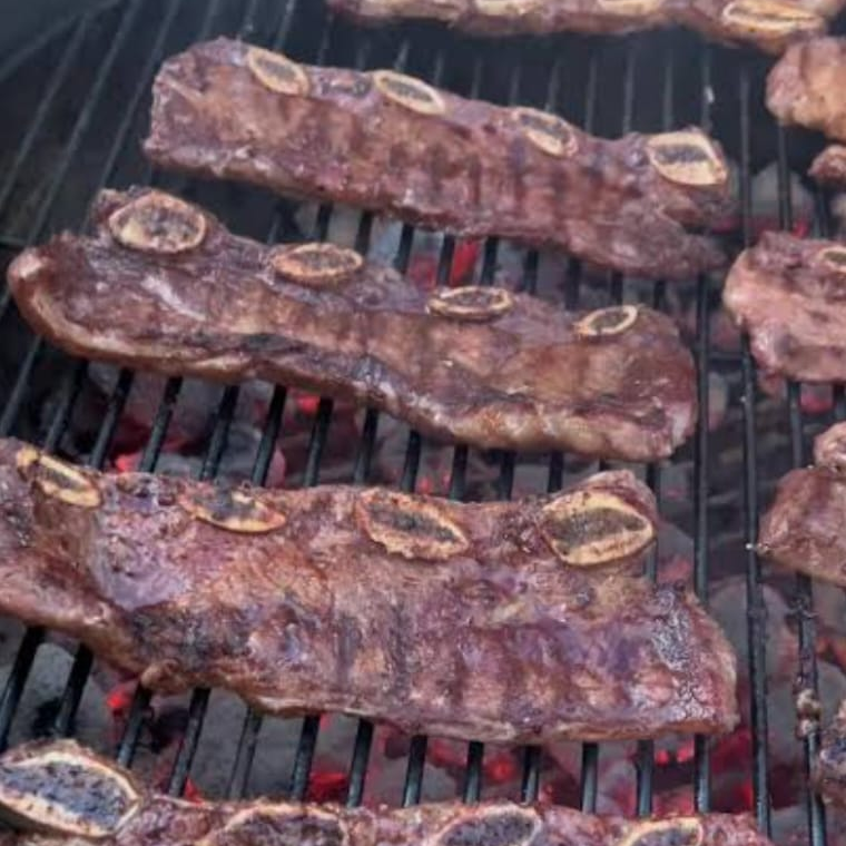 Un Platillo De Costillitas De Res