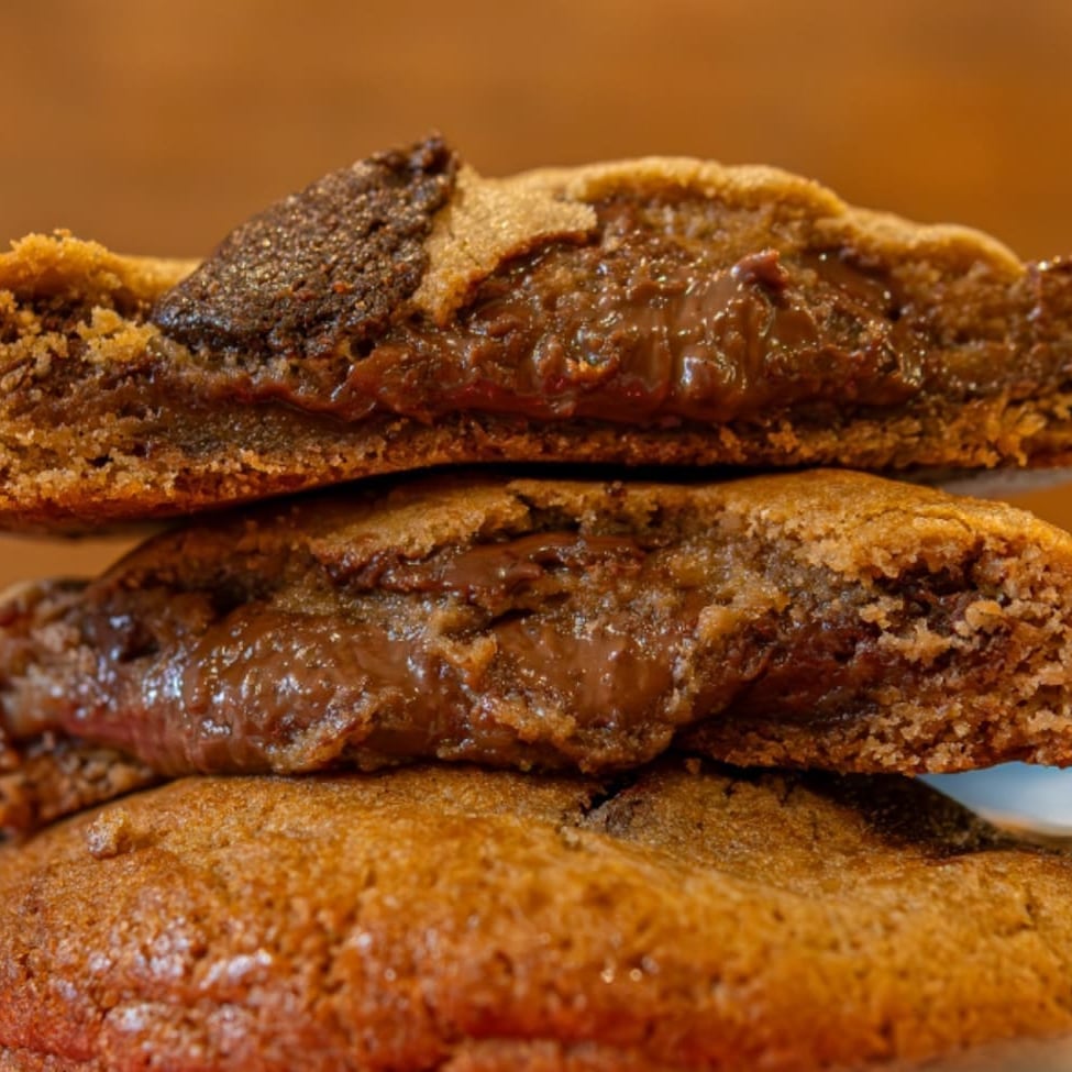 Cookie feito com nossa massa tradicional de baunilha com mix de gotas de chocolate recheado com creme de Ovomaltine.Recomendação: aqueça por 20 segundos no microondas