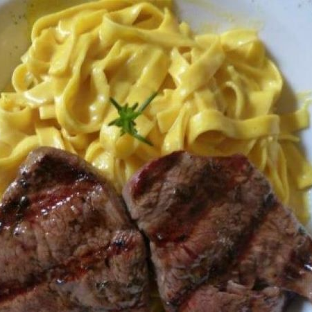 Tallarines ala Huancaina con Biscteck