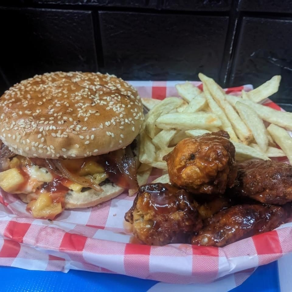 Hamburguesa Clásica + 10 Alitas + Papas