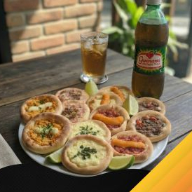 Kit 12 Esfihas de 11cm, sendo: 02 de Carne, 02 de Frango com Requeijão, 02 de Queijo, 02 de Calabresa com Cheddar, 02 de 4 Queijos, 02 de Presunto e Queijo e 01 Refrigerante de 2 litros. Recheio de Frango e Carne contém cebola e tomate!