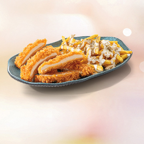 Frango empanado crocante acompanhado de batata frita temperada com zaatar e um delicioso molho de alho para você se deliciar e saborear.