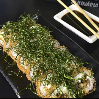 Arroz, nori, cream chesse, pasta de salmão grelhado, empanado na farinha panko e finalizado com cripys de couve adociado com açucar mascavo. Acompanha 20ml de teriaky e sache de shoyu.