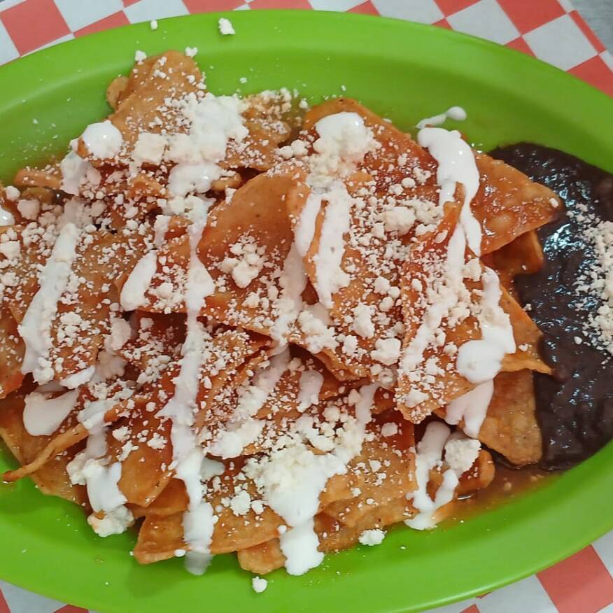 Chilaquiles con Pollo más Agua del día 500 ml