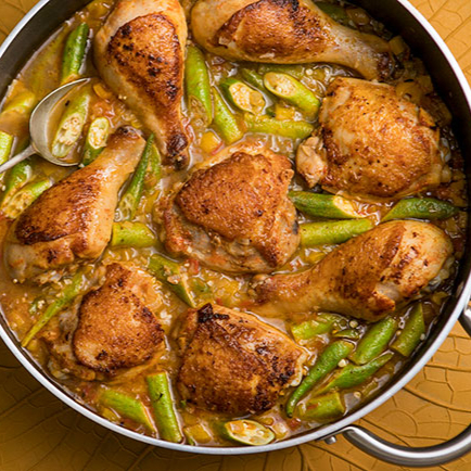 Deliciosa nquentinha de frango com quiabo acompanhado de arroz branco, feijão preto e farofa da casa. Com aproximadamente 800gramas de comida. Quentinha sugerida para 01 pessoa.