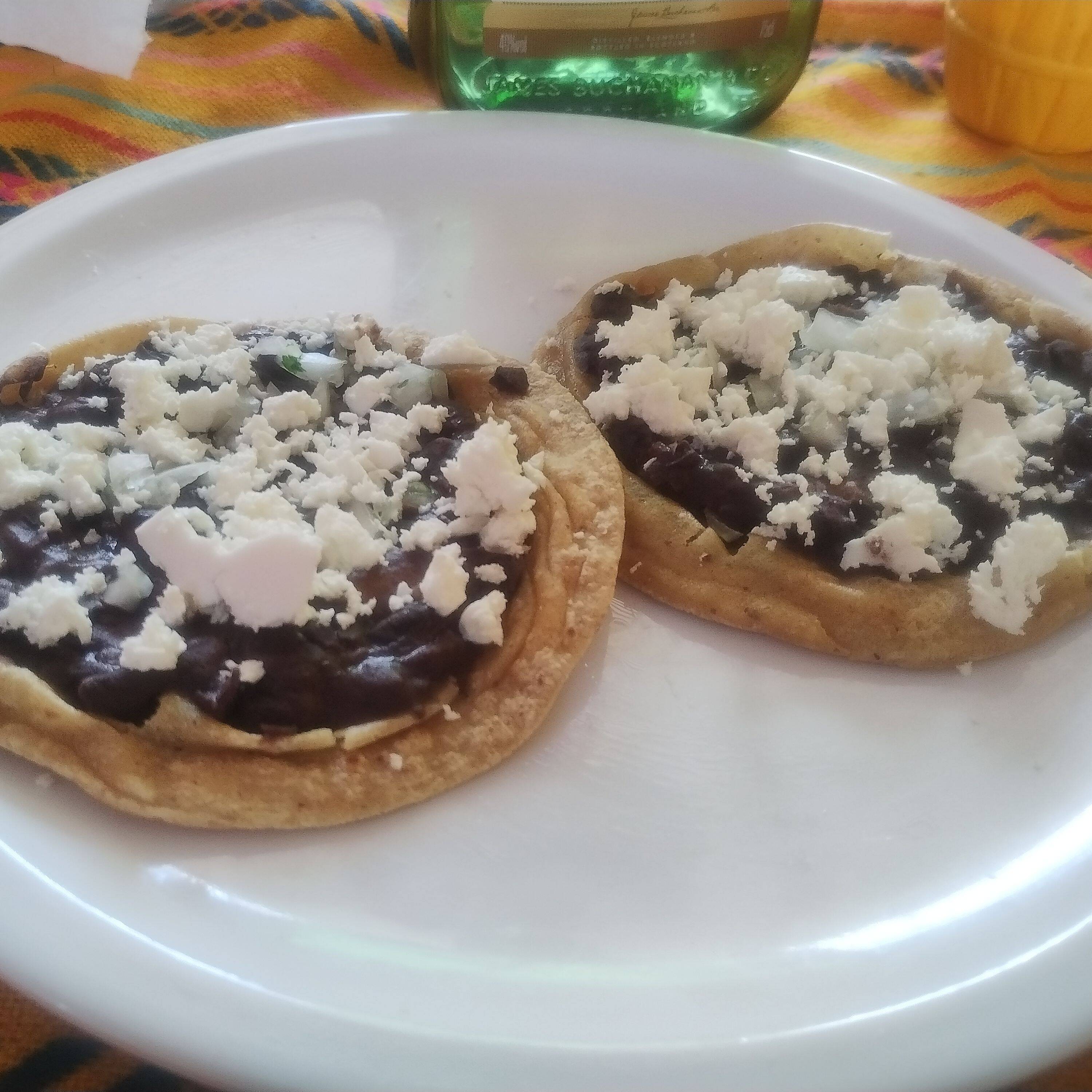 2 Picaditas Sencillas ( Frijol Queso y Cebolla)