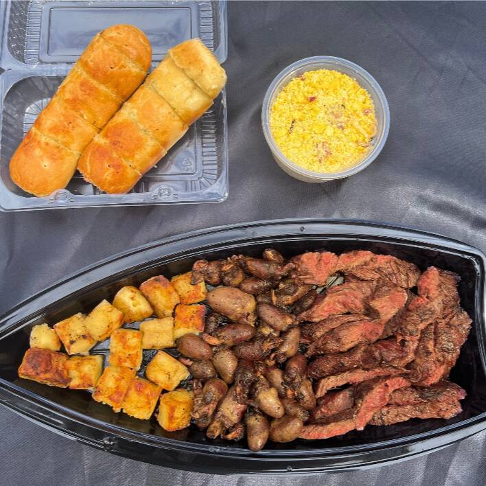 Barca composta por: 300g de contra‑filé prime suculento e macio, 300 g de coração de frango temperado, 2 pães de alho, farofa crocante e salada fresca como acompanhamento.