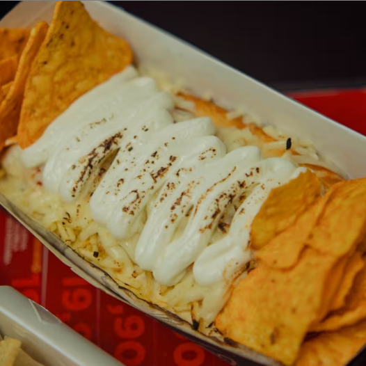 Pão Brioche, Molho de Tomate, Salsicha, Purê de Batata, Doritos, Milho, Muçarela, Cream Cheese, Ketchup, Maionese, Mostarda (Acompanha Batata Chips)