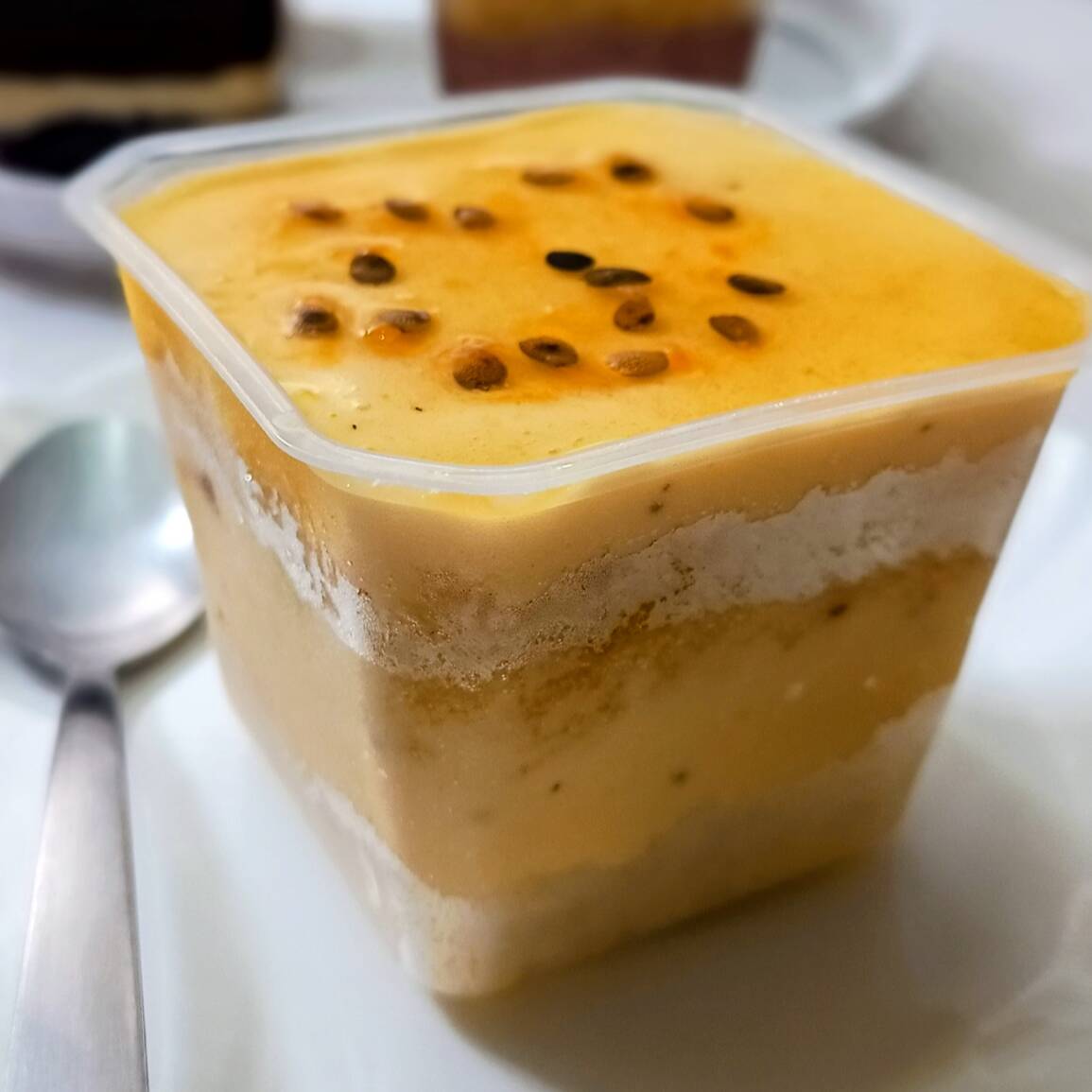 Bolo Delícia de Maracujá; Massa artesanal branca super fofinha, recheada com um delicioso mousse cremoso de maracujá e finalizada com calda natural da fruta.