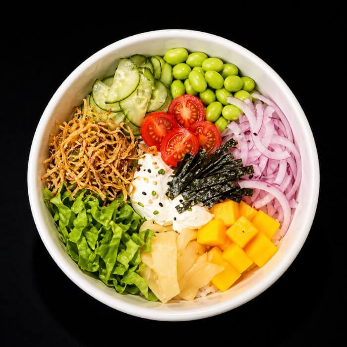 Arroz, cream cheese, cebola-roxa, alface-americana, gengibre, sunomono, manga, crispy de alho-poró, tomate-cereja, nori e edamame em grãos (400 g)