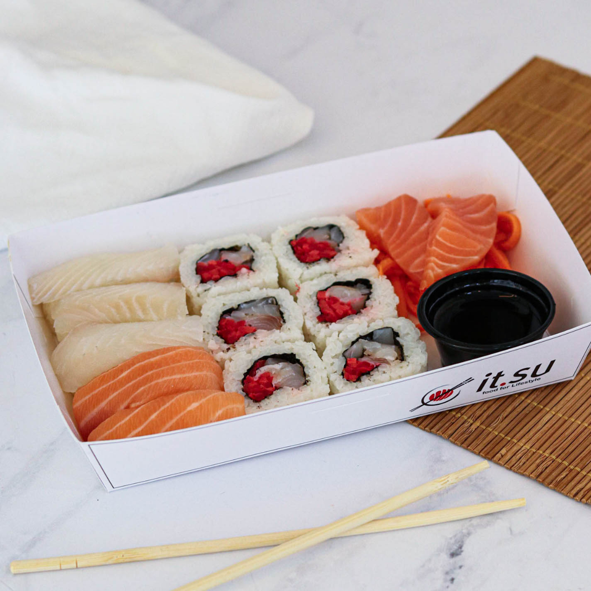 Caixa Grande 13 peças 6 peças Uramaki Tilápia e gengibre vermelho 3 peças Niguiri de Tilápia 2 peças Niguiri de Salmão 2 peças Sashimi com cenoura marinada 1 pote de Shoyu