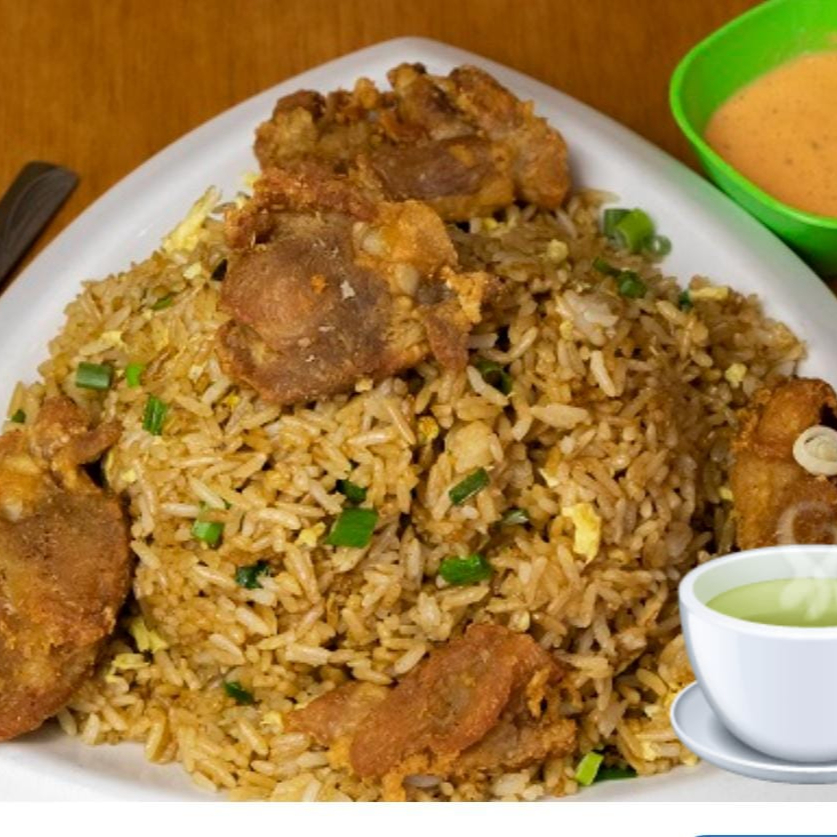 Chaufa con pollo en trozos y refresco