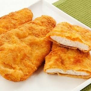 Desfrute de nosso saboroso 'Filé de Peito de Frango à Milanesa', uma autêntica estrela no mundo das marmitas. O frango, incrivelmente macio, é cuidadosamente temperado e empanado, resultando em uma crosta dourada e crocante que realça a textura e o sabor. Acompanha a tradicional combinação de feijão preto ou mulato e arroz, além de macarrão para proporcionar um toque extra de sabor. A farofa, delicadamente preparada, e a salada fresca complementam perfeitamente o prato. E para adicionar um toque pessoal, escolha um acompanhamento adicional de sua preferência. Uma marmita completa, feita com amor e ingredientes de qualidade, para satisfazer o seu paladar!