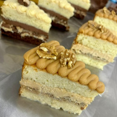 Massa fofinha amanteigada recheada com mousse de doce de leite, pedaços de nozes e doce de leite puro