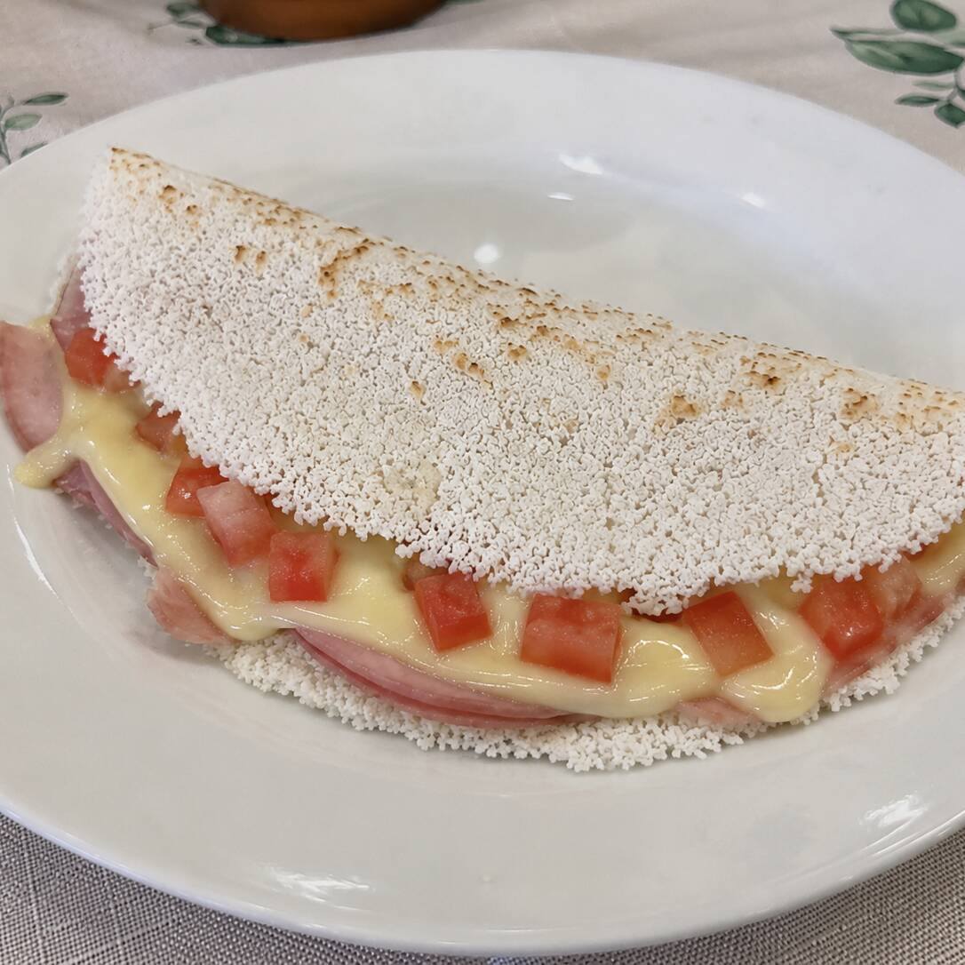 tapioca de presunto , queijo , tomate e orégano.
