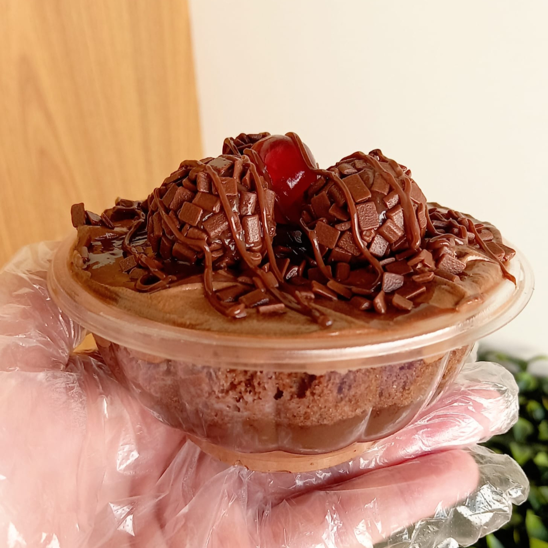 Bolo de Chocolate 100% Cacau molhadinho e com muito recheio de brigadeiro cremoso Belga. Cobertura com 3 docinhos de Brigadeiro Gourmet e cereja. Irresistível!!