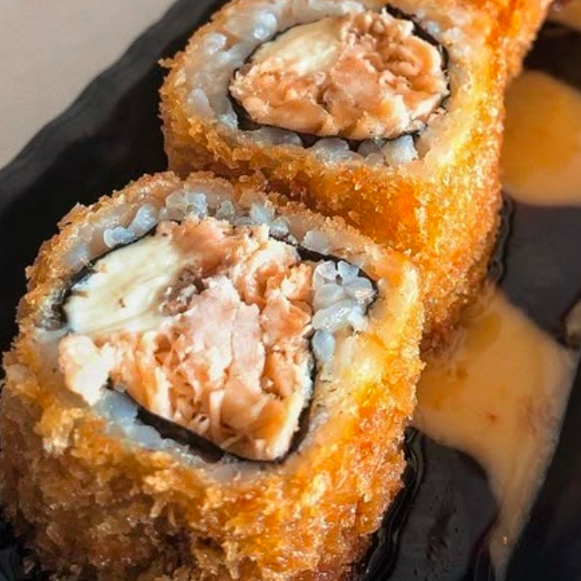 Delicioso hot crocante recheado com pate de frango especial e creme cheese