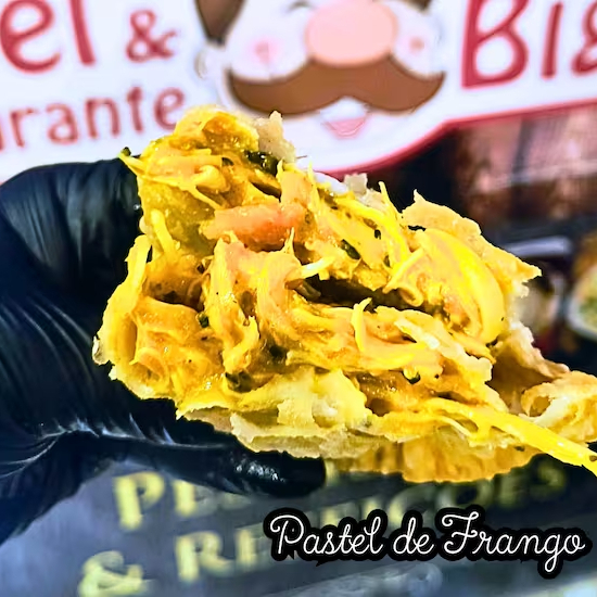 Delicioso pastel frito com massa caseira e recheio com creme de frango desfiado, molhadinho e saboroso.