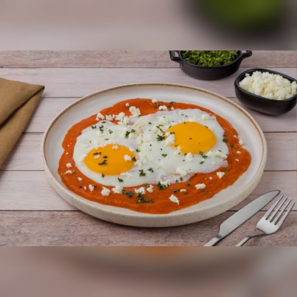Huevos en Salsa Roja