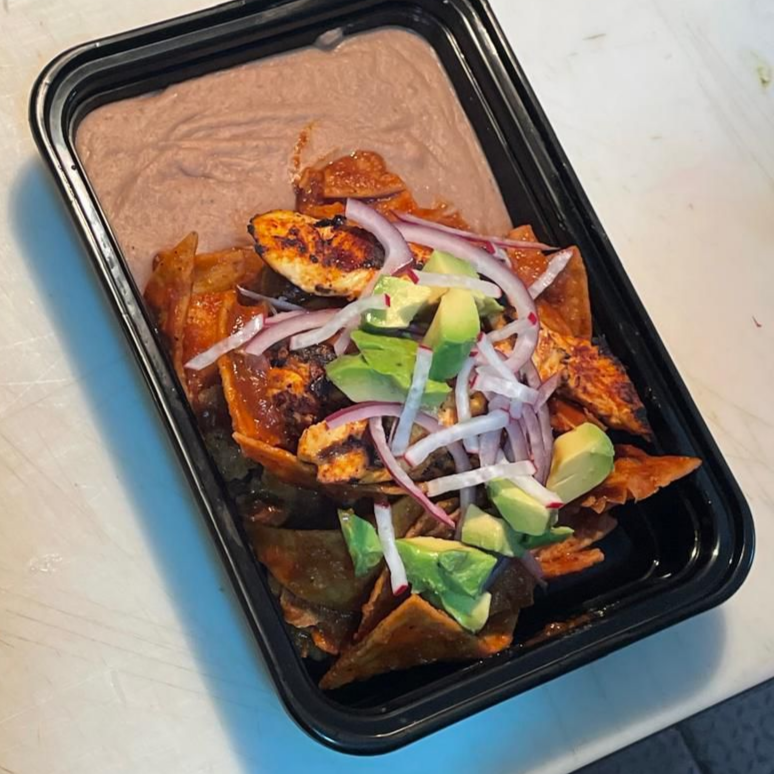 Chilaquiles con Pollo + Café.