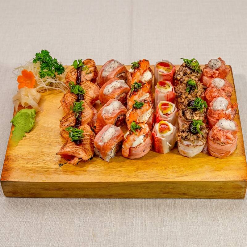 Delicie-se com o nosso 'Combinado Maçaricado - 24 peças', uma seleção de sushis meticulosamente escolhidos para uma experiência gastronômica inesquecível. Este combinado é composto por (4) suculentos Pokimakis, (4) Dyo de Camarão delicadamente preparados, (4) Dyo de Shimeji que trazem o equilíbrio perfeito de texturas, (4) Ebiten Especial, uma variação deliciosa e crocante, e (4) Fresh Makis com um toque refrescante. Para finalizar, (4) Dyo de Salmão Maçaricado, cuja técnica de maçarico realça o sabor inigualável do salmão. Cada peça é uma obra-prima, perfeitamente preparada para o seu paladar.