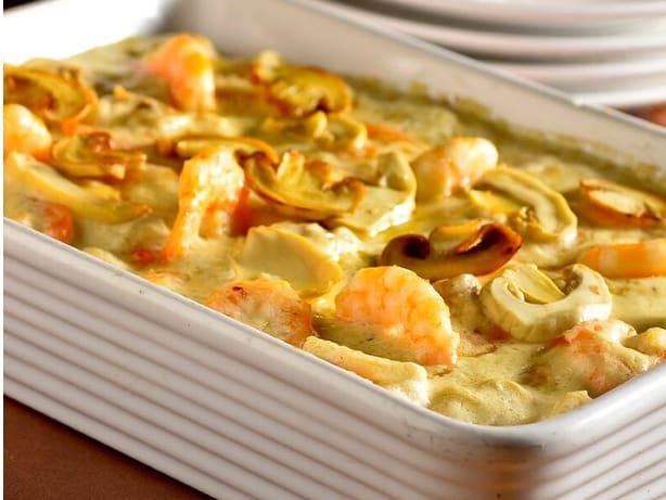 Camarões mergulhados no tradicional molho thermidor elaborado com vinho branco, molho bechamel, mostarda, champignons. Acompanha batatas salpicadas com ervas cozidas no vapor e arroz com passas.