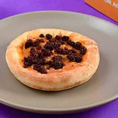 Uma explosão de sabor doce e irresistível! Nossa esfiha de brownie é feita com a massa da casa, leve e crocante, recheada com doce de leite cremoso e finalizada com farelos de brownie, criando a combinação perfeita entre maciez e pedaços de chocolate. Uma verdadeira tentação para os amantes de doces, ideal para quem busca uma experiência única e deliciosa em cada pedaço!