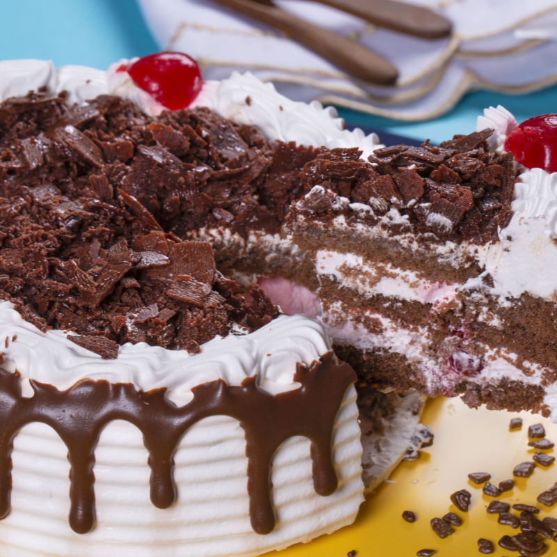 Bolo Floresta Negra macio, molhadinho e recheado com muuuito chantilly!! Produzido com massa de Pão de ló sabor chocolate, recheado com chantilly e cerejas picadas, decorado com raspas de chocolate ao Leite e Mais cerejas! Hmmm... Tá difícil resistir, né? Peso: 500 gramas. Serve de 4 a 6 Pessoas. Dicas: - Sirva Geladinho! - Importante: atendendo às melhores práticas de confeitaria, nosso produto é mantido semicongelado para maior frescor e qualidade. - Compre este Bolo com Ótimo Desconto através dos nossos Combos! - Presenteie quem você ama! Consulte nossos Cartões e Caixas Especiais para Presente.