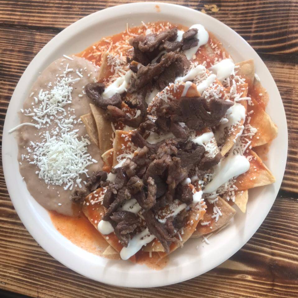Desayuno Chilaquiles Rojos con Huevo Estrellado