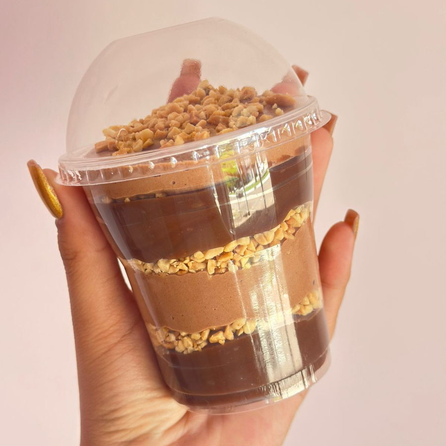 Brigadeiro ao leite, mousse de chocolate e casanhas